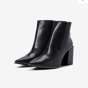 NIB STEVE MADDEN OLGA BOOTIE